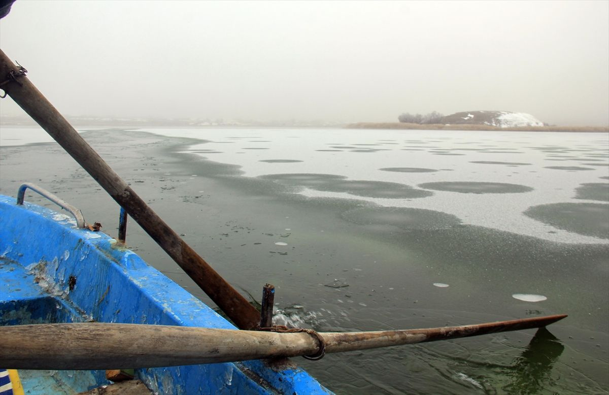 Sivas Hafik Gölü'nün yüzeyi kısmen buz tuttu