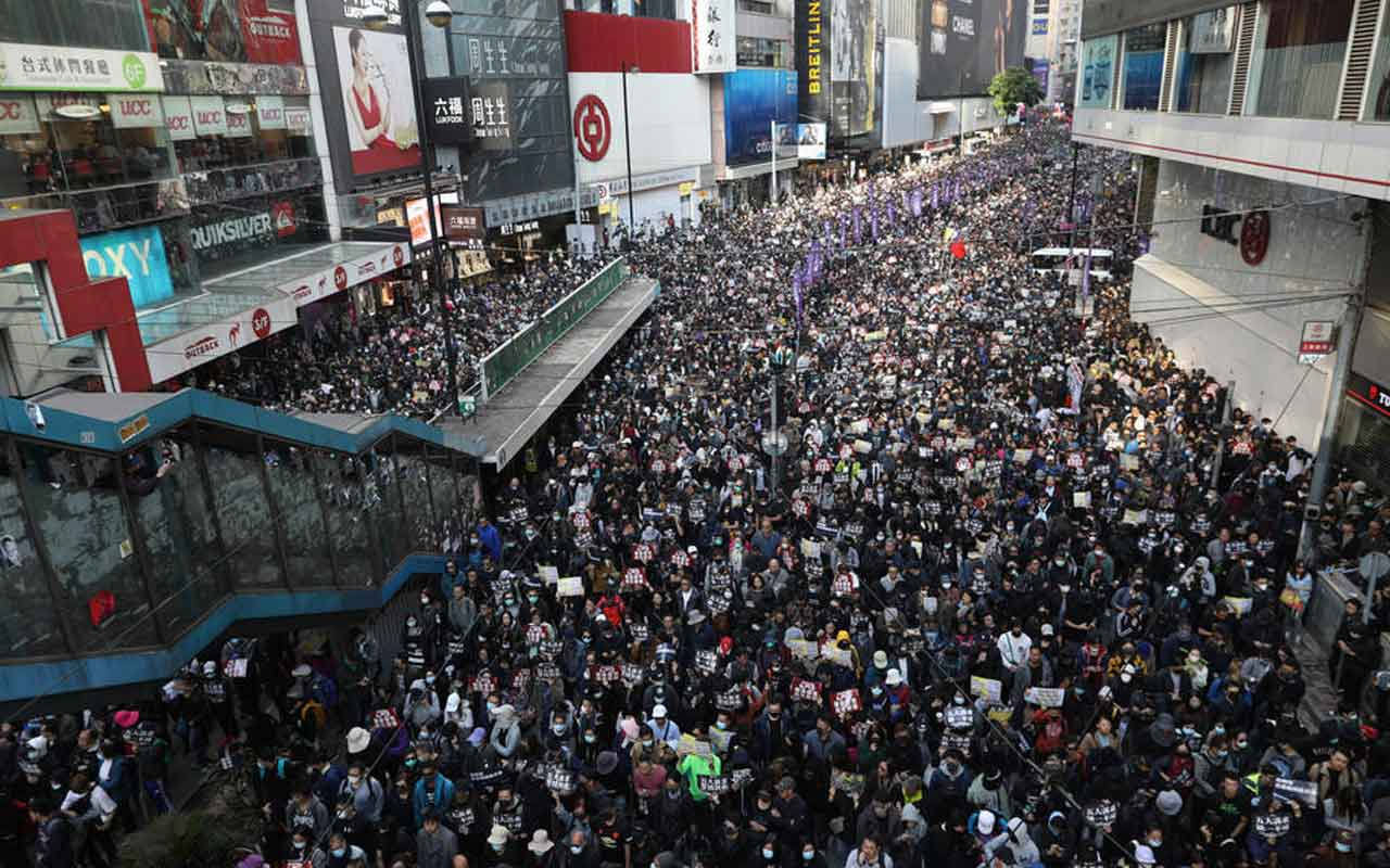 Hong Kong'da gösterilerin 6. ayında binlerce kişi yine sokaklarda