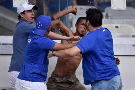 Cruzeiro tarihinde ilk kez küme düştü ortalığı savaş alanına döndü