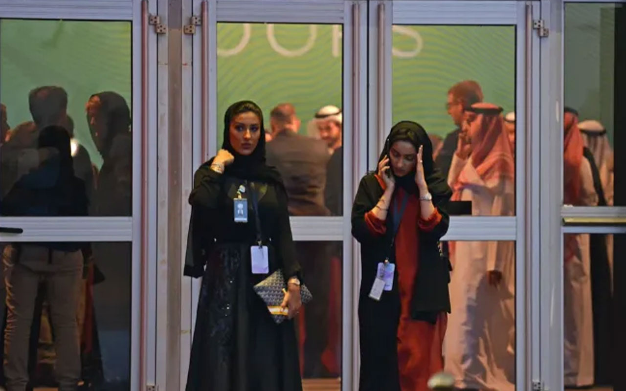 Suudi Arabistan'da bir ilk! Kadınlara erkeklerle aynı kapıdan geçme hakkı