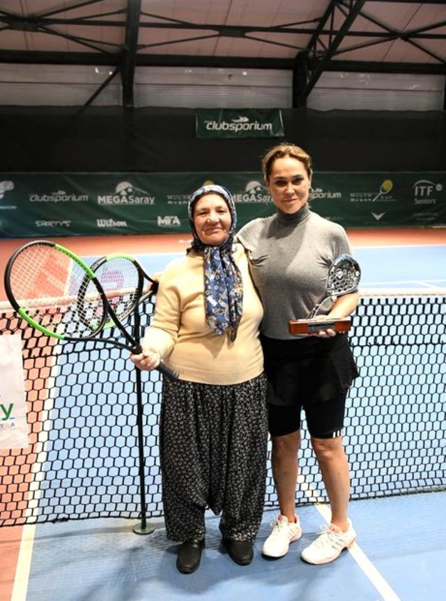 67 yaşındaki Durdu Teyze Hülya Avşar'a teniste meydan okudu maç yaptılar