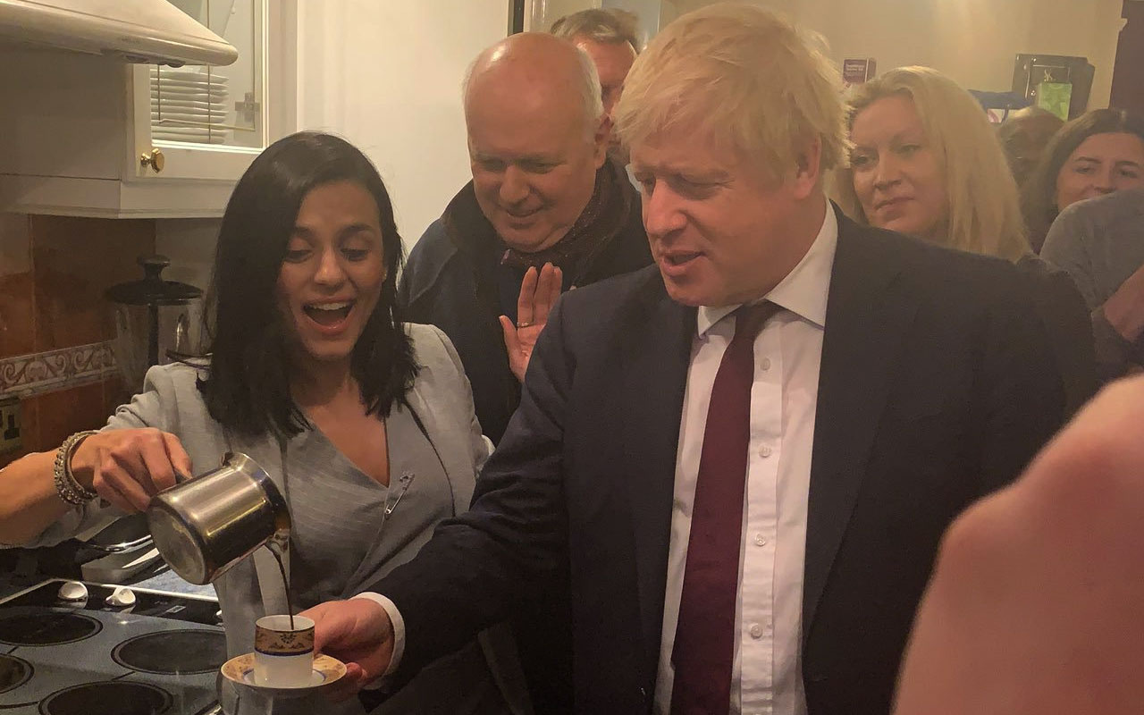 Şarkıcı Eylem'den İngiltere Başbakanı Boris Johnson'a Türk kahvesi