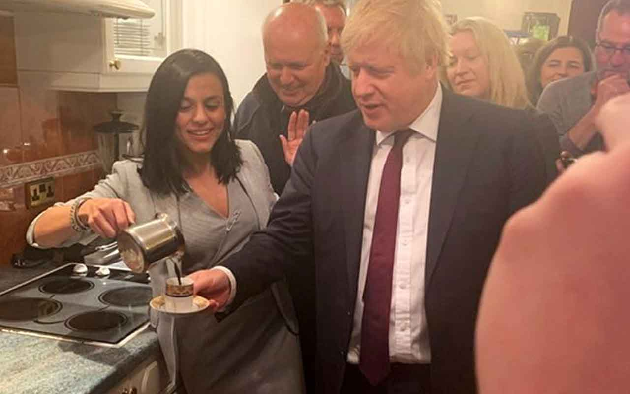 Şarkıcı Eylem, İngiltere Başbakan'ı Boris Johnson'a Türk kahvesi ikram etti