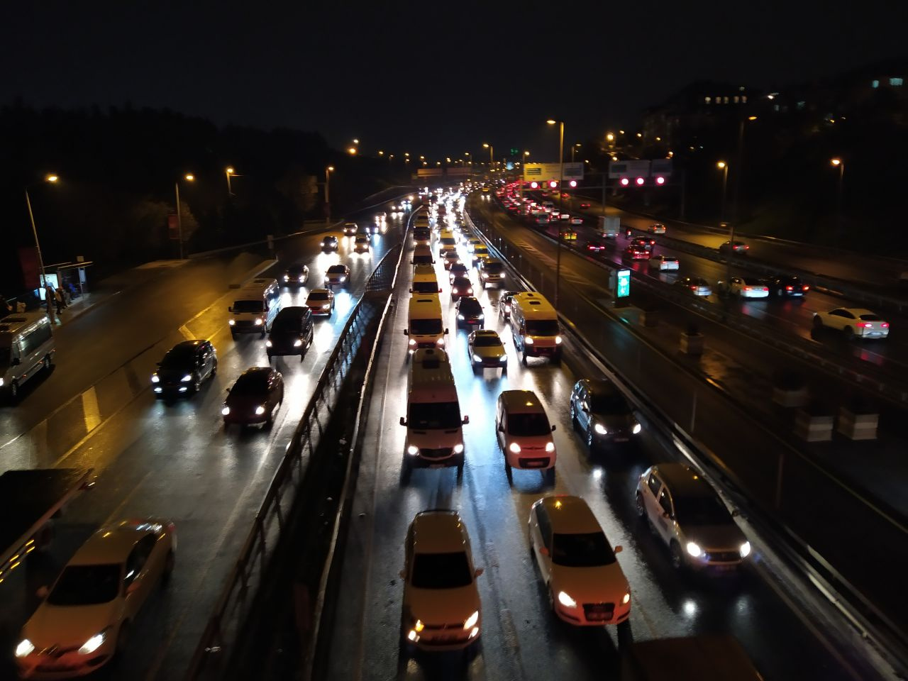 İstanbul’da yağış trafiği olumsuz etkiledi