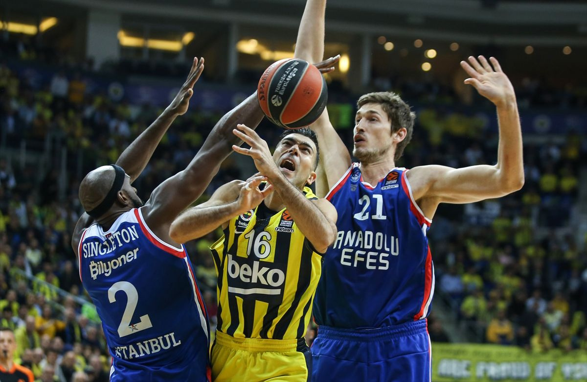 Anadolu Efes nefes kesen derbide Fenerbahçe'yi devirdi