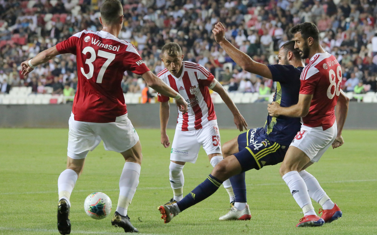 Başakşehir Avrupa'da namağlup devam ediyor! Sivasspor 90+4'te yıkıldı!