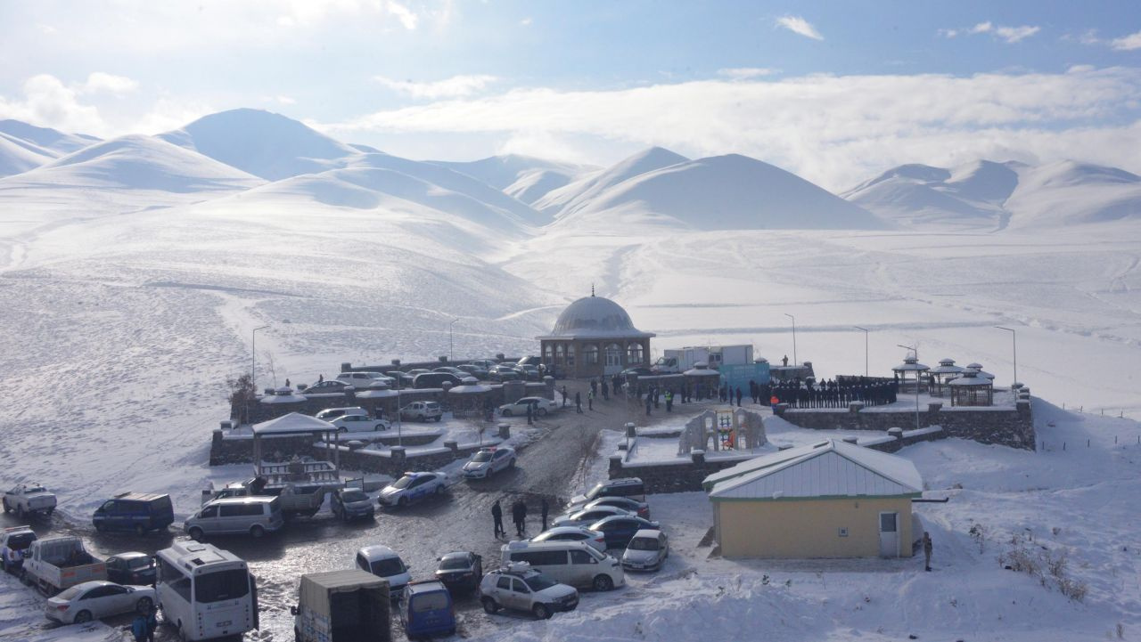 Erzurum'da 487 yıl önce Pir Ali Baba başlattı atlı hafızlar kentte böyle tur attı