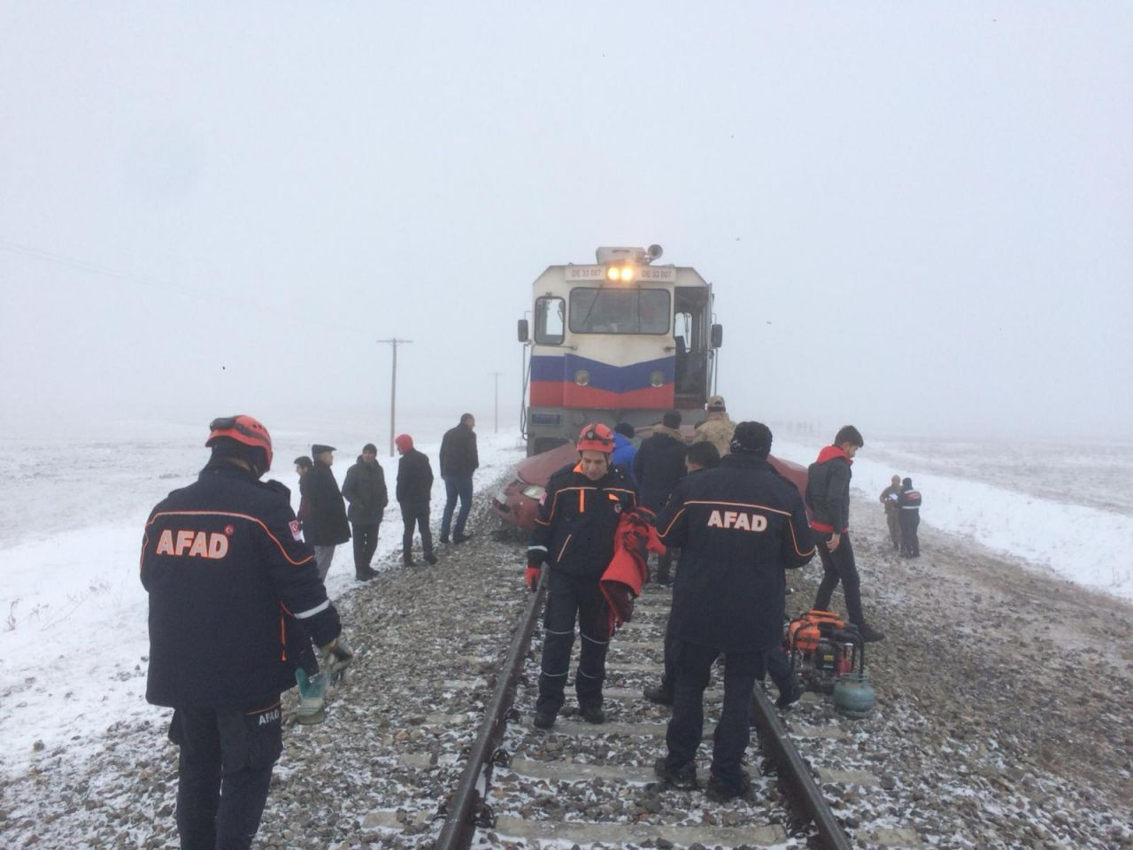 Kars'ta yük treni hemzemin geçitte otomobile çarptı 3 kişi öldü