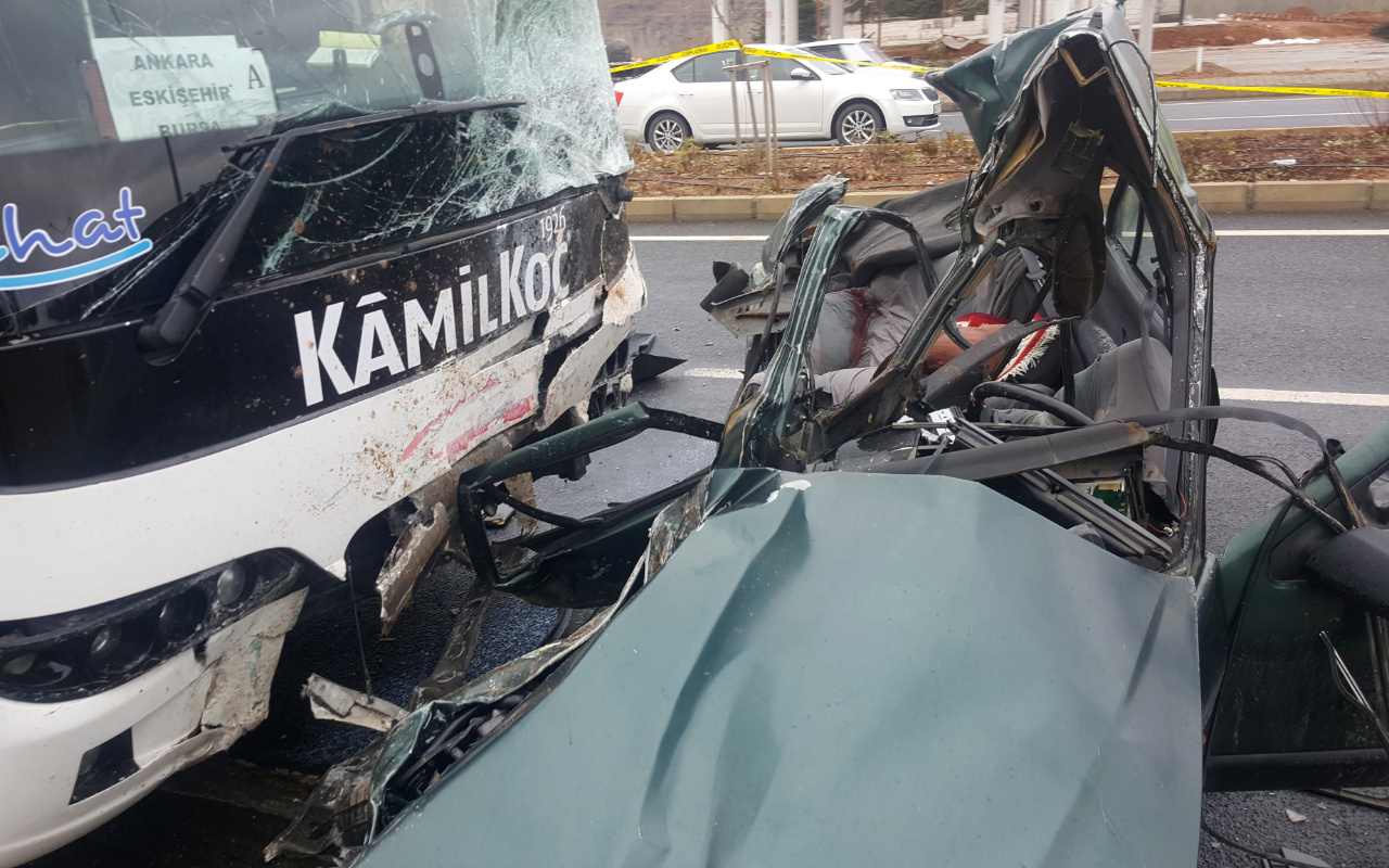 Kırşehir'de yolcu otobüsü ile otomobil çarpıştı: 4 ölü