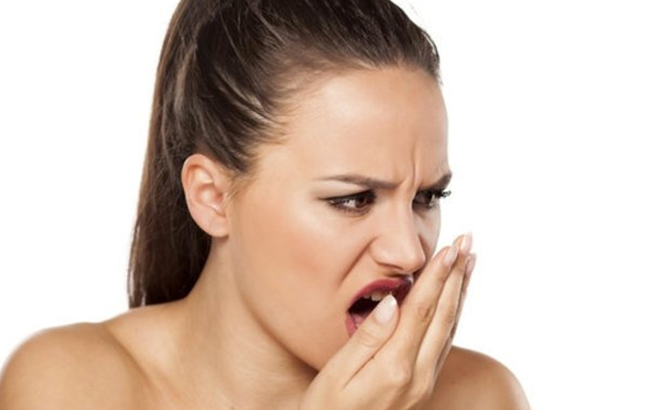 Geçmeyen ağız kokusunun nedenleri hastalık habercisi olabilir!