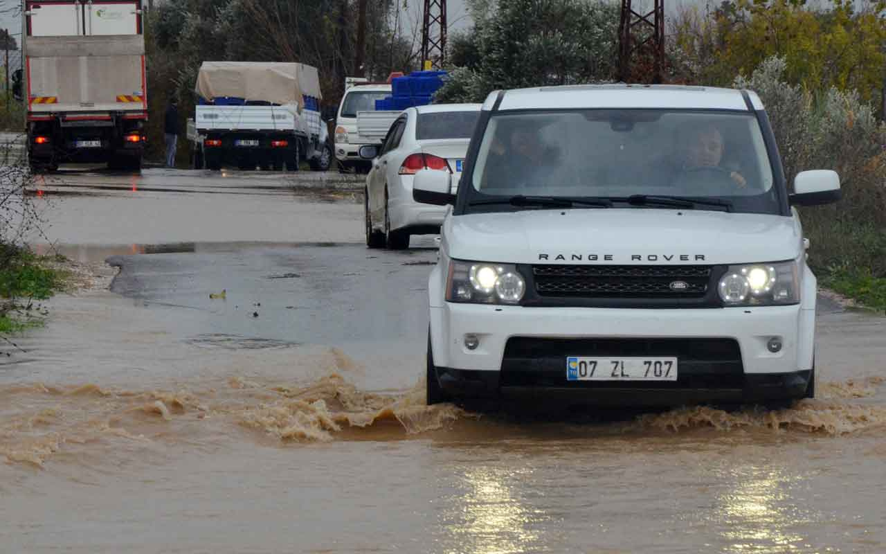 Antalya'da sağanak sonrası dere taştı