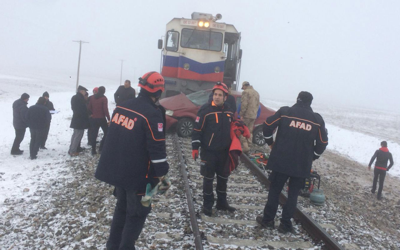 Kars'ta yük treni hemzemin geçitte otomobile çarptı 3 kişi öldü