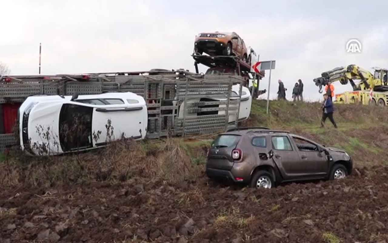 Sıfır kilometre cipleri taşıyan tır tarlaya devrildi