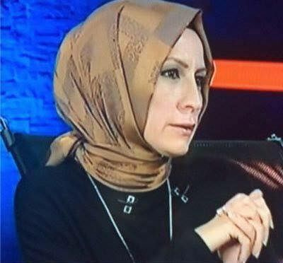 Ahmet Davutoğlu'nun yol arkadaşı Özlem Özcan vekil seçilmeyince başörtüsünü çıkarmış