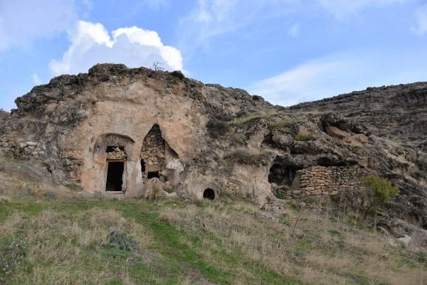 Diyarbakır'daki kaya mezarlarda Süryanice kitabeler bulundu