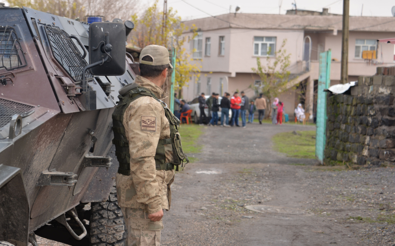 Diyarbakır'da boşanan çiftin aileleri kavga etti 12 yaralı