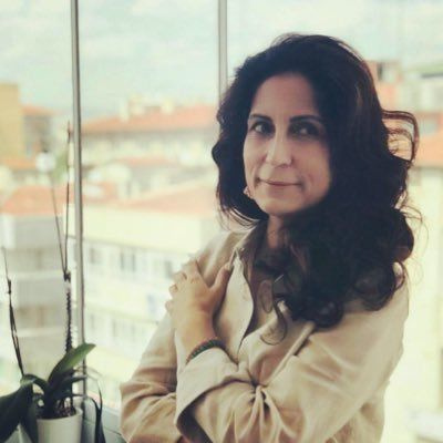 Ahmet Davutoğlu'nun yol arkadaşı Özlem Özcan vekil seçilmeyince başörtüsünü çıkarmış