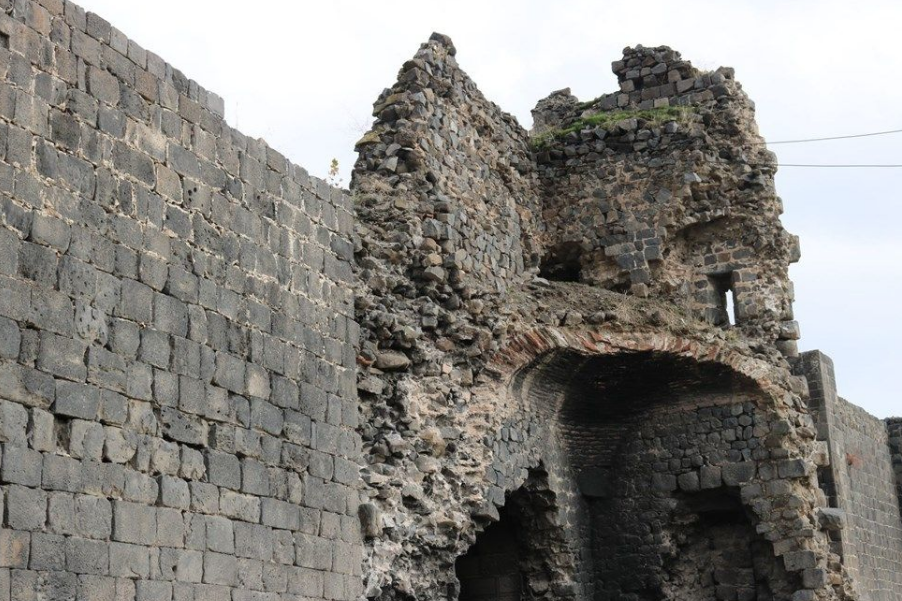 5 bin yıllık tarihi Diyarbakır surları hırsızların hedefi oldu! Çalıp satıyorlar