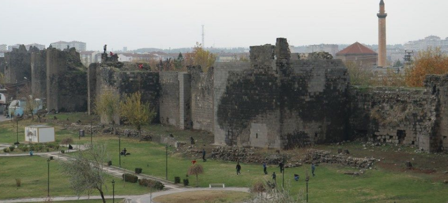 5 bin yıllık tarihi Diyarbakır surları hırsızların hedefi oldu! Çalıp satıyorlar