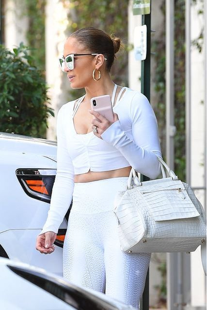 Jennifer Lopez beyaz taytıyla görenleri hayran bıraktı! Bakan bir daha baktı