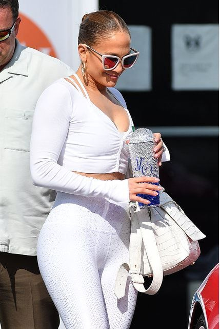 Jennifer Lopez beyaz taytıyla görenleri hayran bıraktı! Bakan bir daha baktı