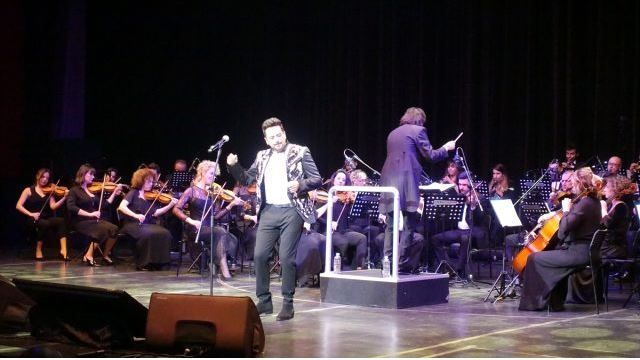 Emre Altuğ sanat hayatının 20. yılına özel konser verdi! Çağla Şikel yalnız bırakmadı