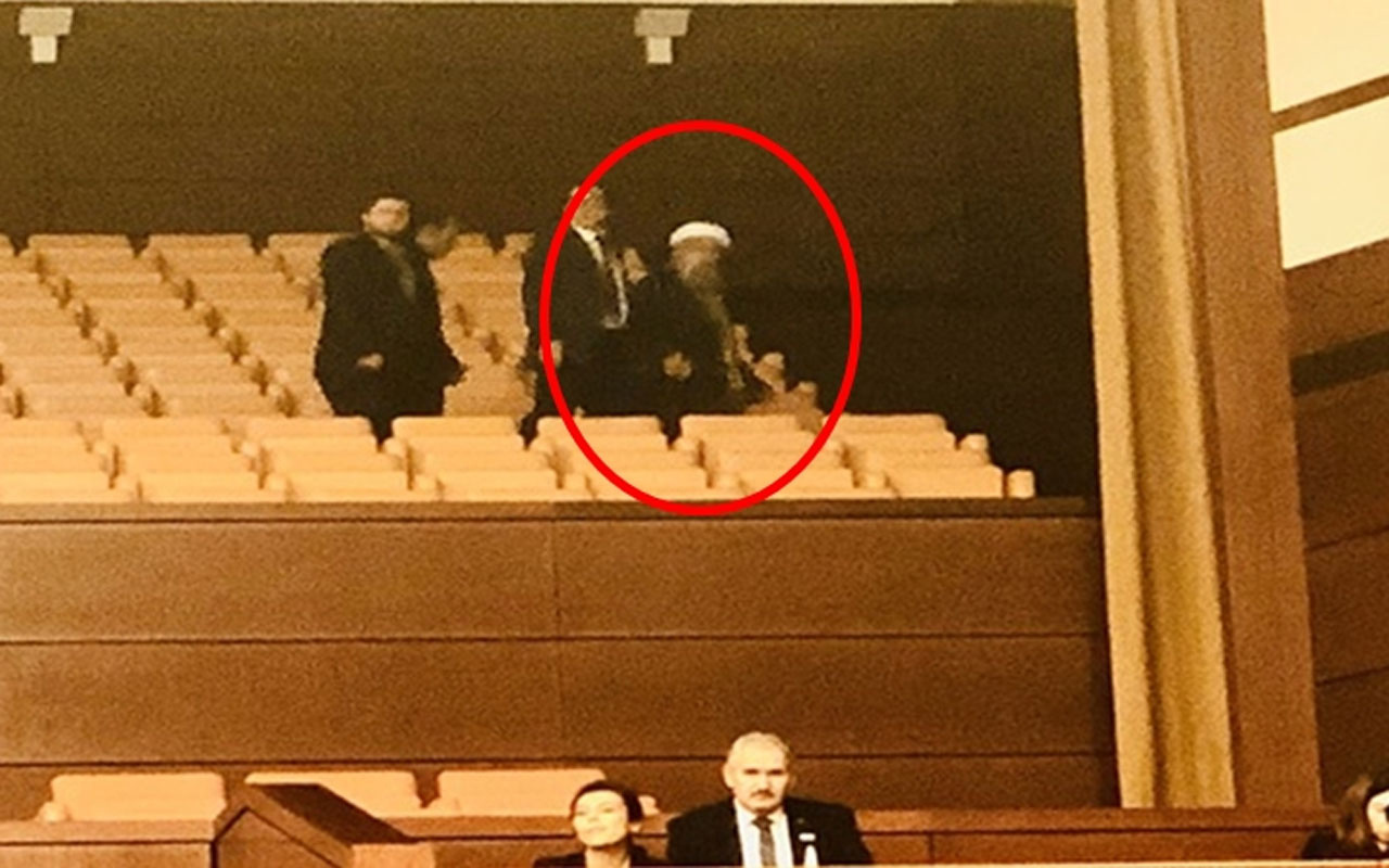 Türkkan Meclis'ten fotoğraf paylaşıp sordu: Bu sarıklı cübbeli arkadaş kimdir acaba