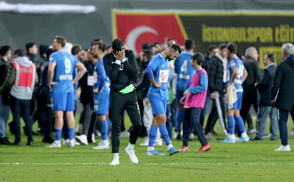 Tuzlaspor Galatasaray maçının ardından saha karıştı