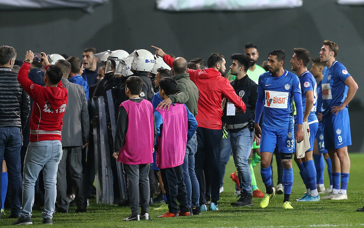 Tuzlaspor Galatasaray maçının ardından saha karıştı