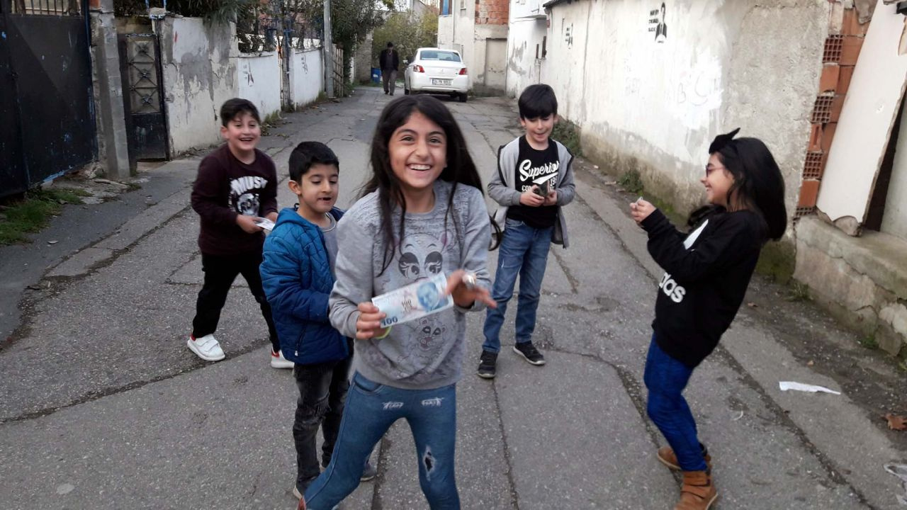 Bu kez Ataşehir'de ortaya çıktı en az bin TL'lik para zarfları dağıttı