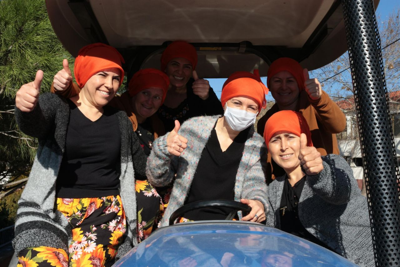 Balıkesir'de köylü kadınlar kanser olan arkadaşlarına destek için saçlarını kazıttı