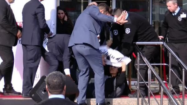 Kılıçdaroğlu'nun katıldığı açılışta olay çıktı! Pankart açmak isteyen kadına müdahale