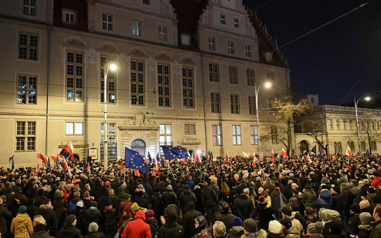 Polonya'da on binler yine sokaklarda