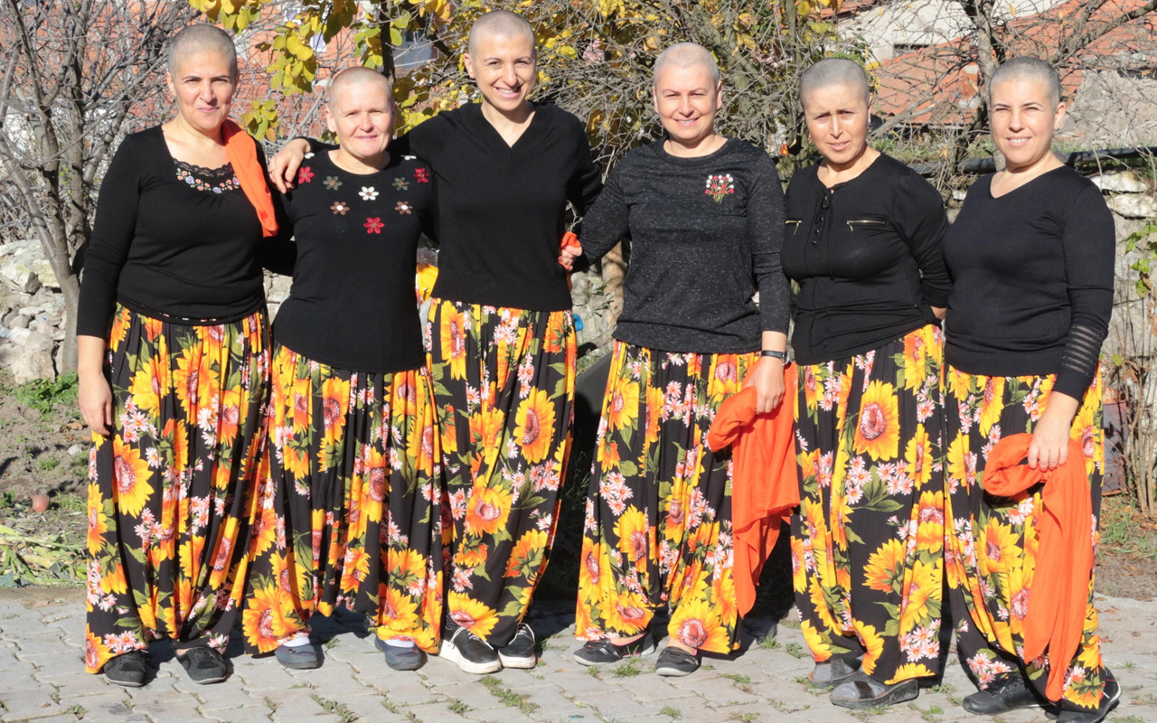 Balıkesir'de köylü kadınlar kanser olan arkadaşlarına destek için saçlarını kazıttı