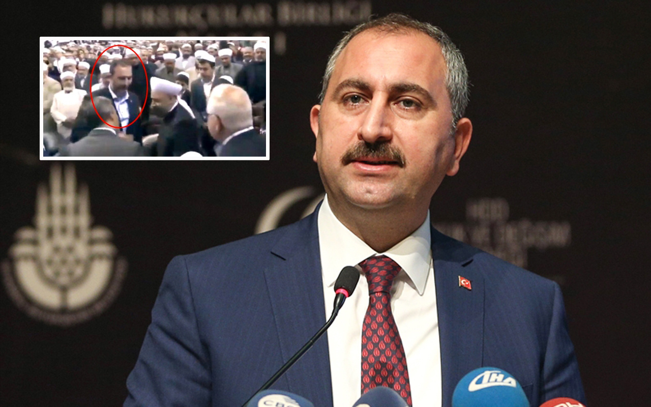 Adalet Bakanı Abdullah Gül'ün şeyhin elini öptüğü görüntü