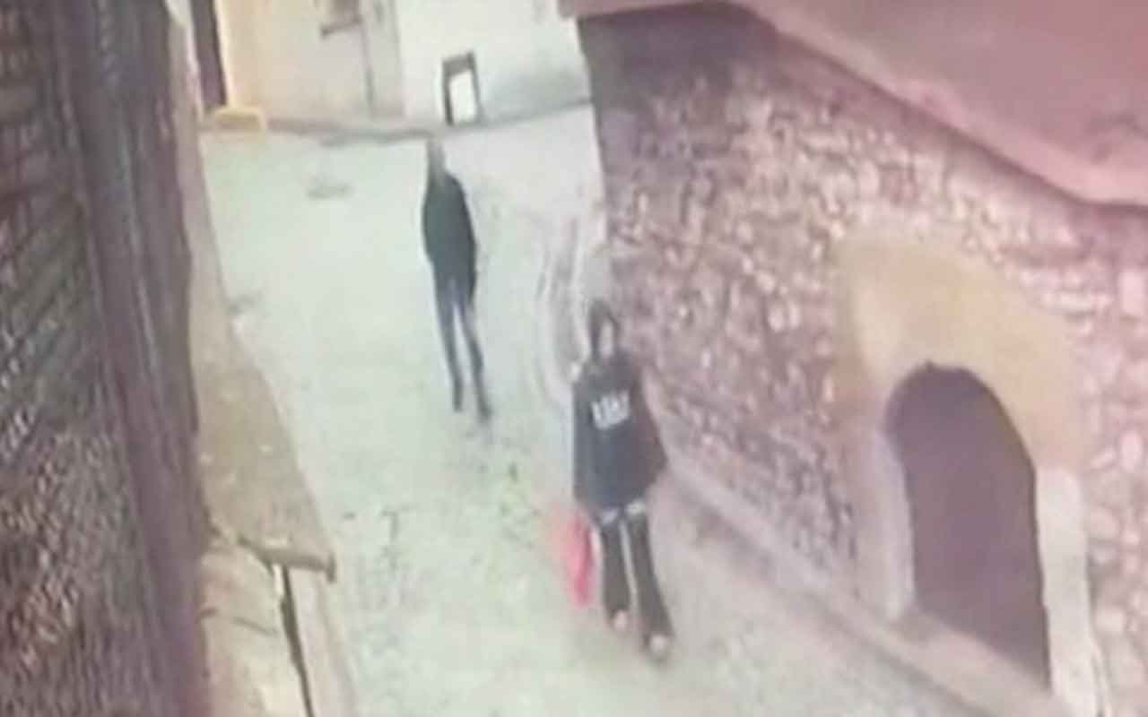 Balat’ta cinsel organıyla oynayıp yanaştığı kadını zorla öpen sapık kamerada