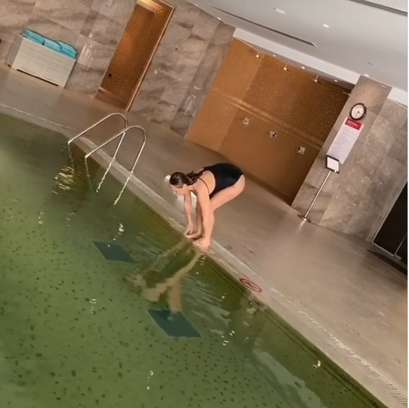 56 yaşındaki Hülya Avşar havuz videosuyla sosyal medyayı salladı