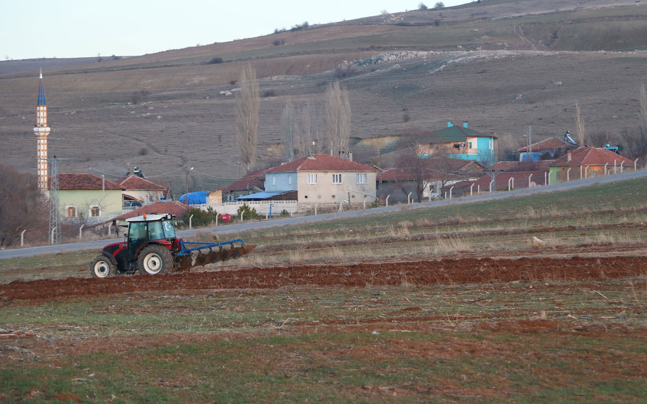 Tarlasında bulduğu 'gök taşı'nı banka kasasında saklıyor