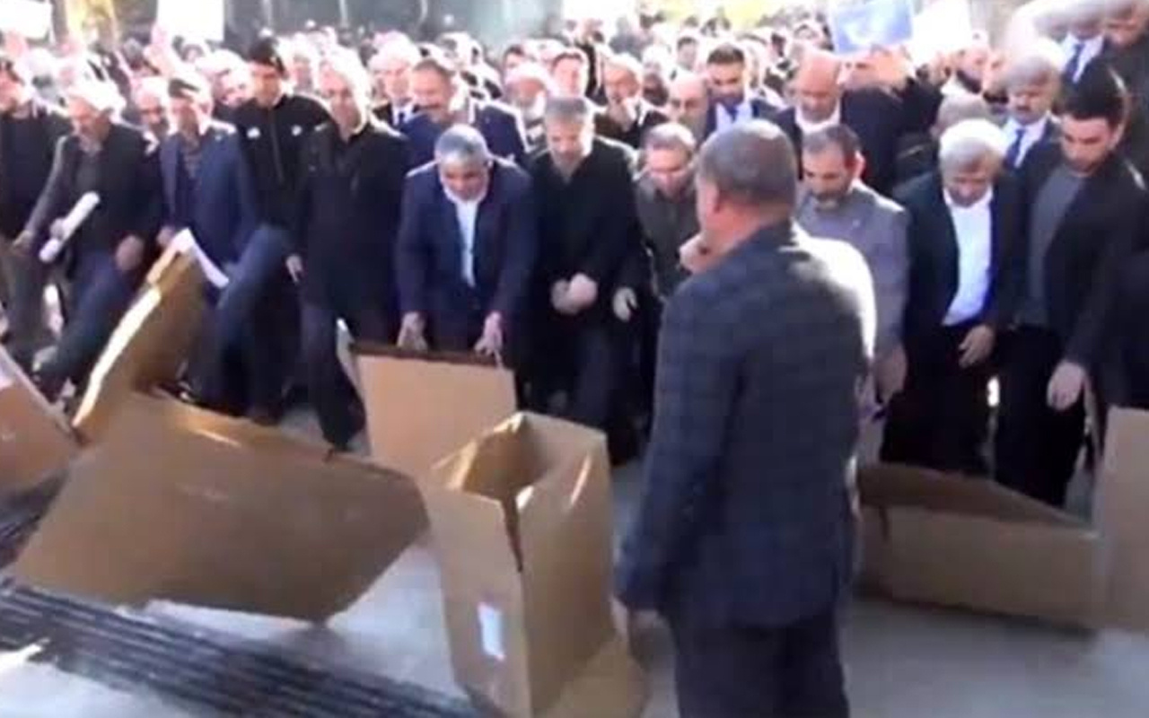 Şanlıurfa ve Sivas'ta çok ilginç Çin protestosu! Kartondan Çin Seddi'ni yıktılar