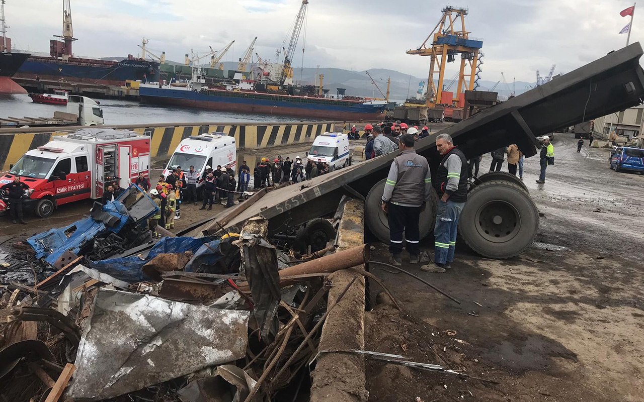 İzmir'de hurda yüklü TIR yoldan çıktı 1 ölü