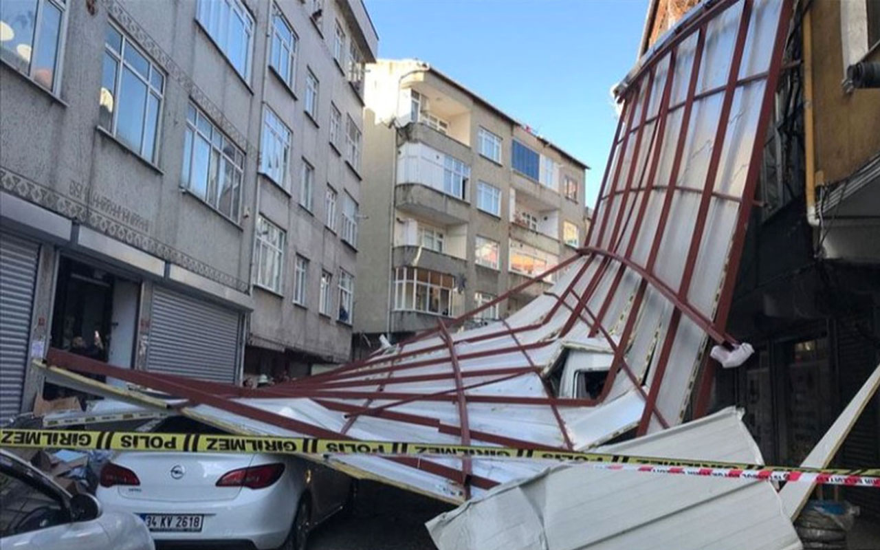 Beyoğlu'nda lodosun etkisiyle bir binanın çatısı uçtu