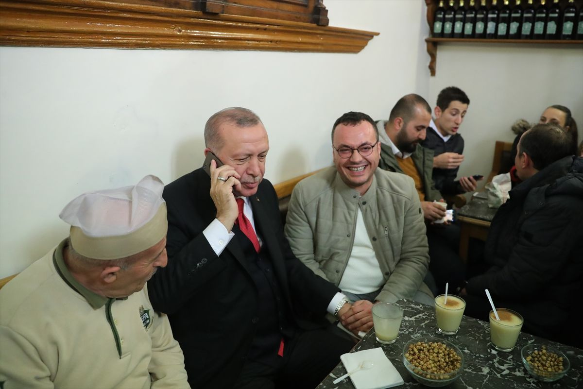 Cumhurbaşkanı Erdoğan Vefa Bozacısı'nda vatandaşlarla boza içti!