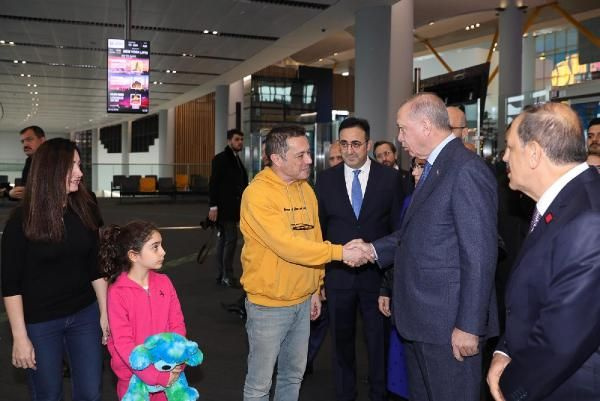 50 milyonuncu yolcuya sürpriz! Erdoğan minik kızın elini öptü