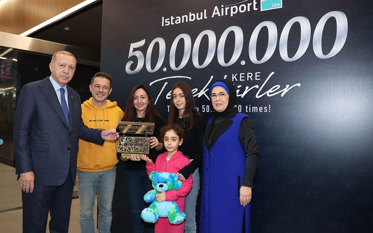 Cumhurbaşkanı Erdoğan 50 milyonuncu yolcuya plaket verdi