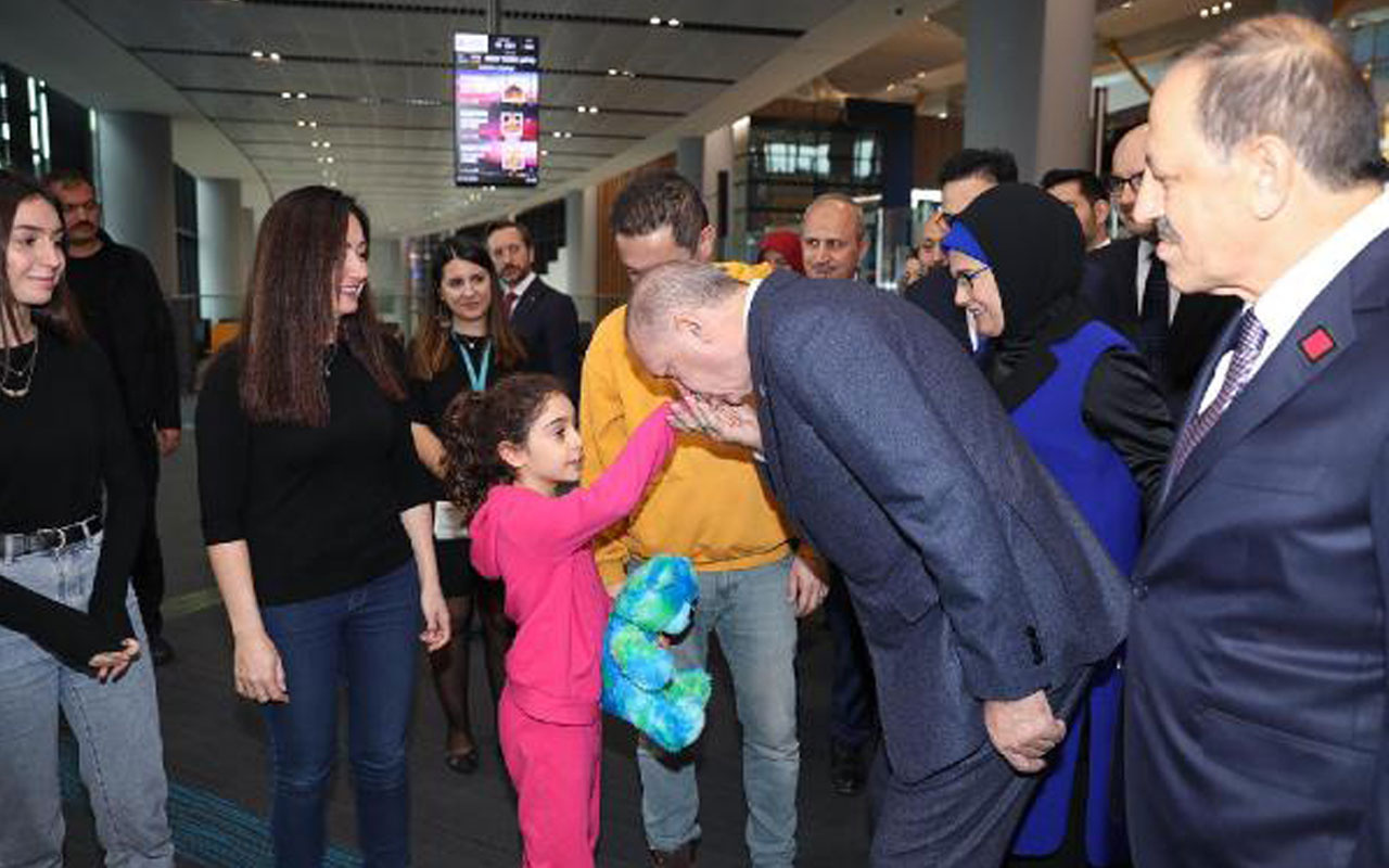 50 milyonuncu yolcuya sürpriz! Erdoğan minik kızın elini öptü