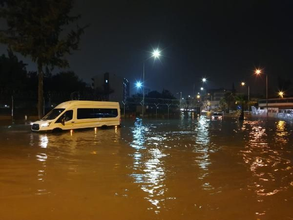 Adana'da okullar tatil edildi! kuvvetli yağış Adana'da hayatı durdurdu