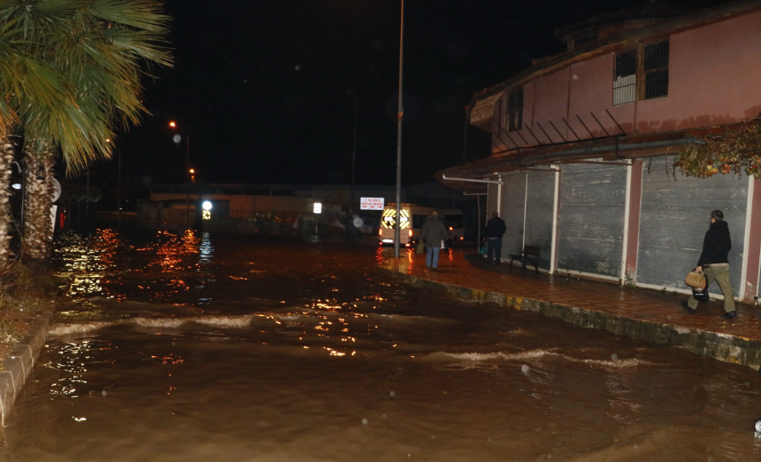 Adana'da okullar tatil edildi! kuvvetli yağış Adana'da hayatı durdurdu