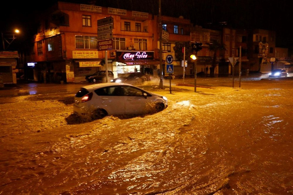 Adana'da sağanak nedeniyle evlerinde mahsur kalanlar botla kurtarıldı