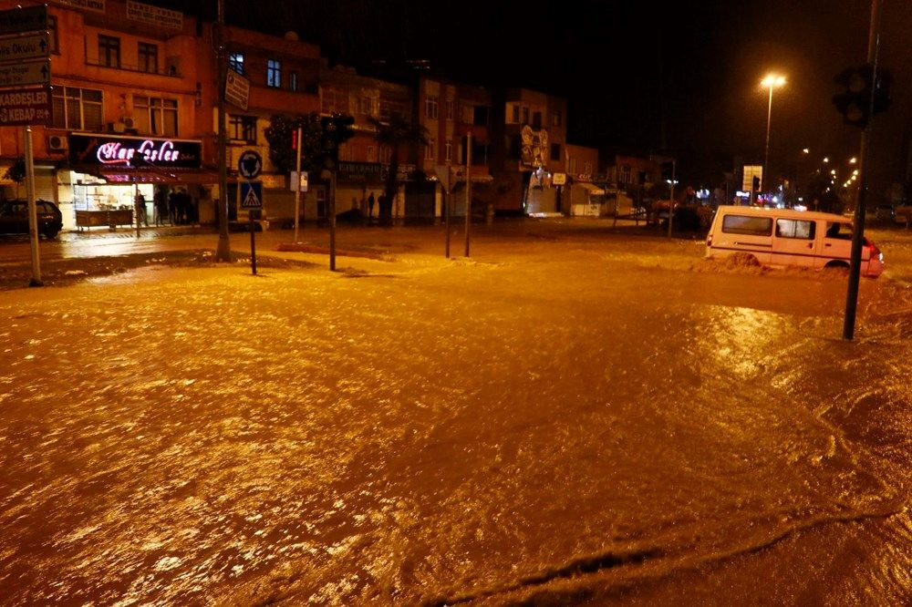 Adana'da sağanak nedeniyle evlerinde mahsur kalanlar botla kurtarıldı