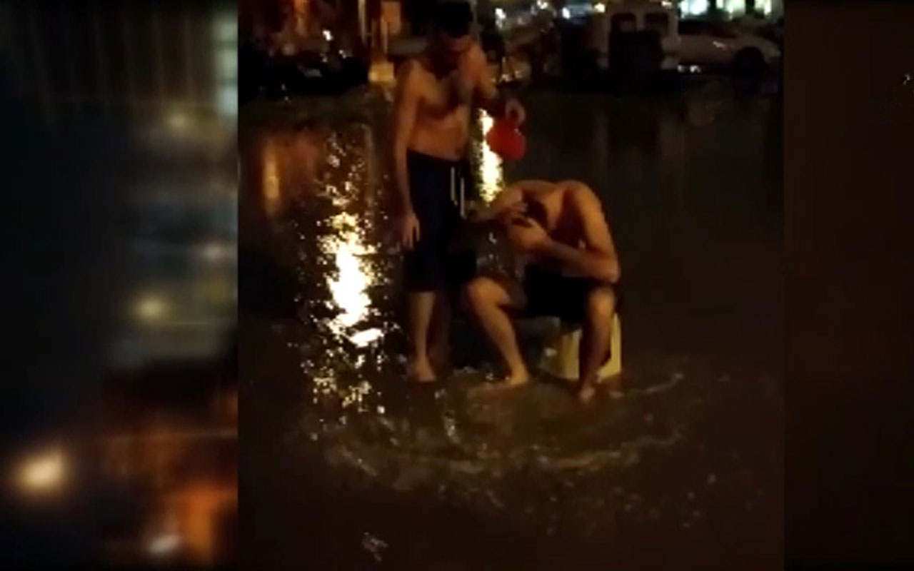 İzmir'de yağmur suyuyla sokakta yıkandılar